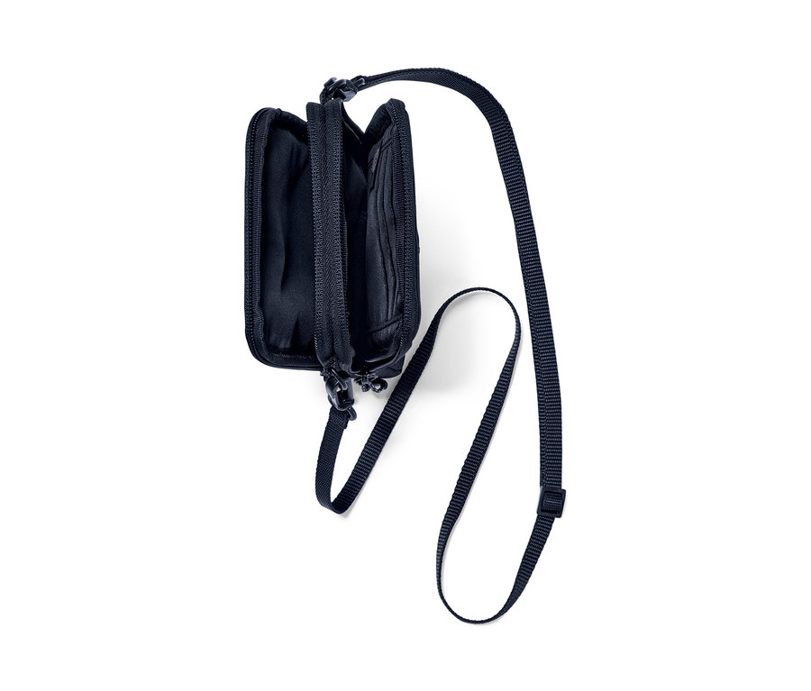 Két fekete, nyitott zsebű és állítható pántú oldaltáska részletfotója.