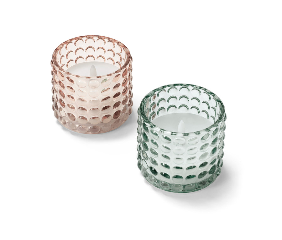 Két LED-es valódi viaszgyertya üvegtartóban, egy rózsaszín és egy zöld.