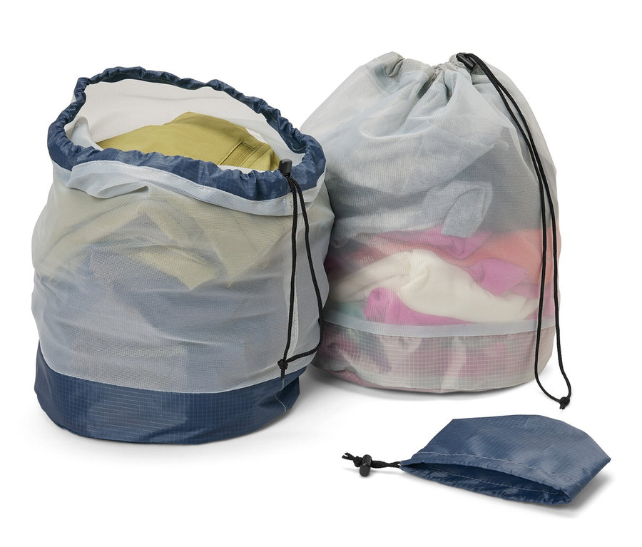 Két kültéri hálós zsák, az egyik nyitott és ruhákkal teli, a másik zárt, valamint egy üres zsák.