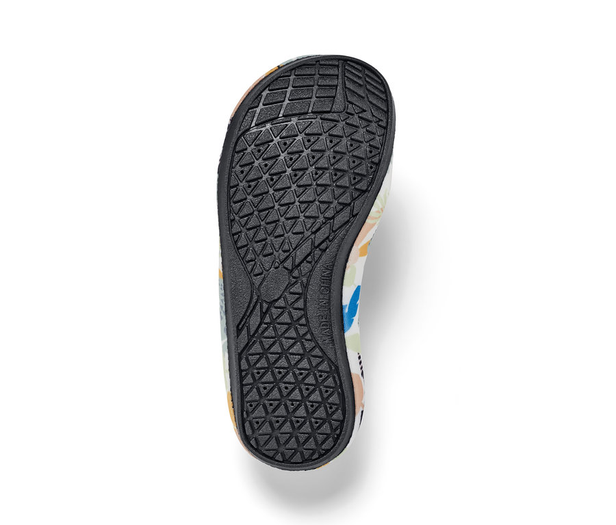 Egy fürdőcipő fekete talpa.