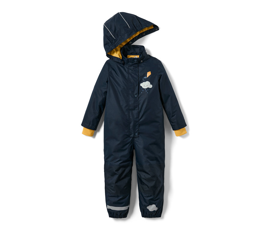 Sötétkék kisgyerek esőoverál kapucnival és sárga részletekkel.