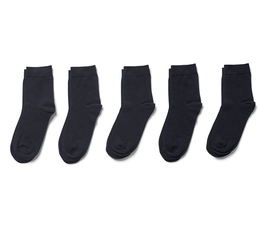 Öt pár sötétkék zokni fehér háttérrel.