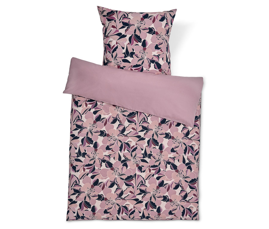 Virágmintás ágyneműgarnitúra egyszínű párnahuzattal.