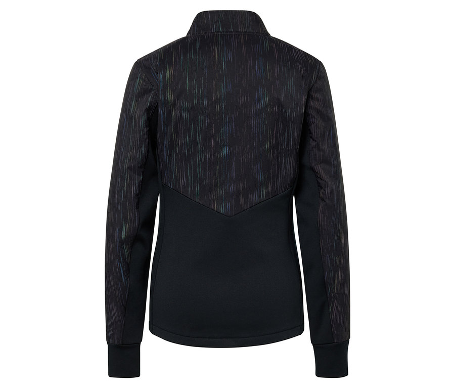 Egy fekete kabát hátuljának részlete, mintával a felső részén.