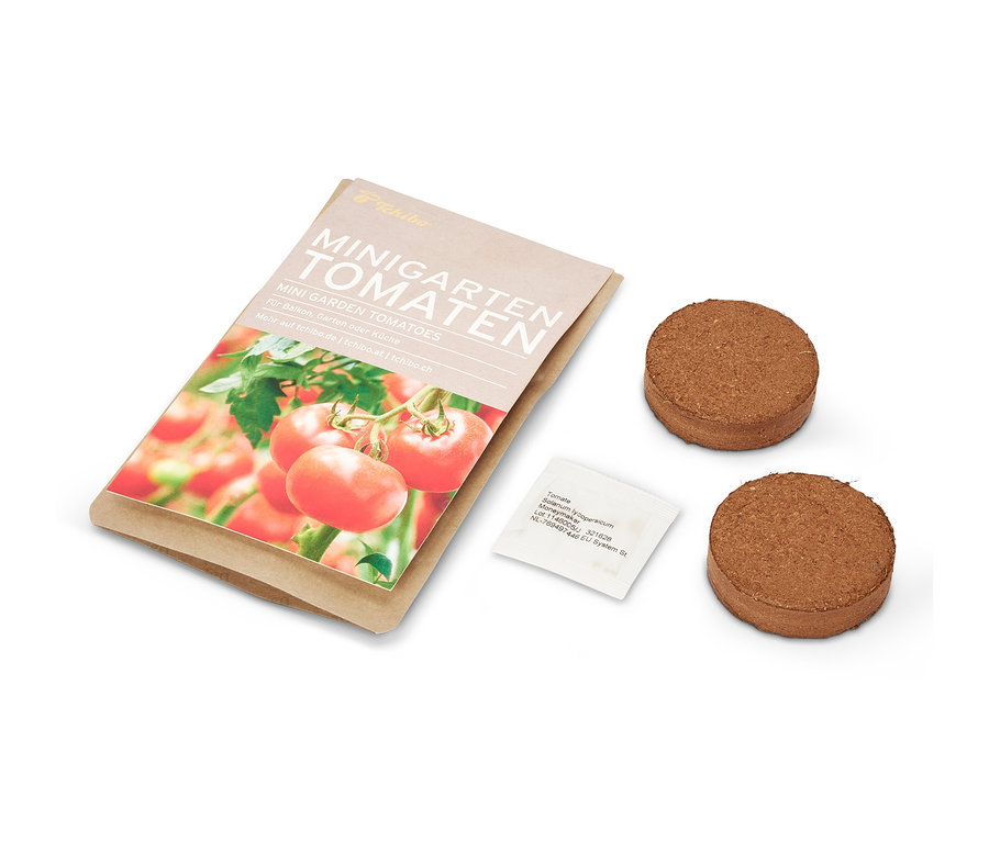 Minikert papírzacskóban, paradicsommal, két barna tablettával és egy magtasakkal.