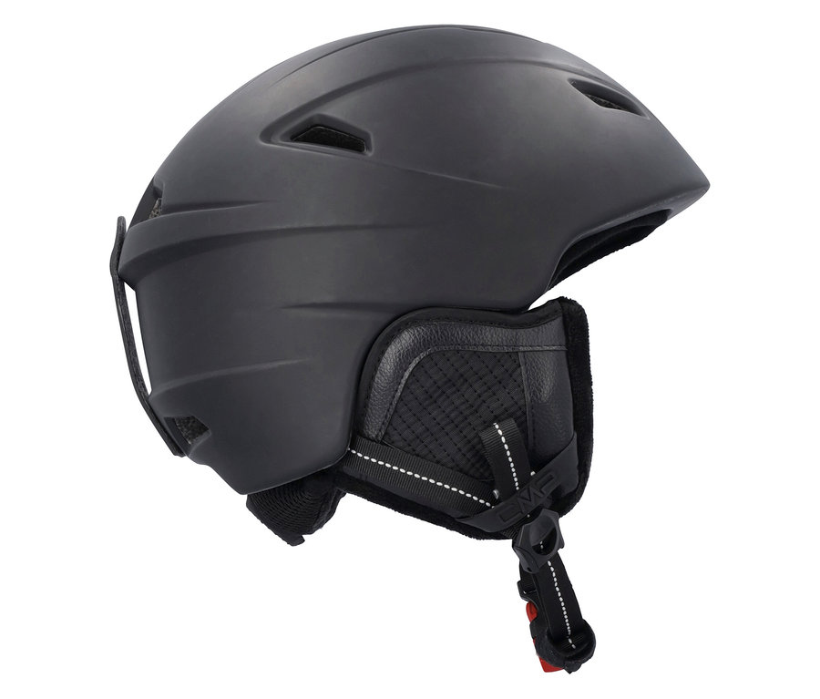 Egy fekete sí sisak részletes nézete fülekkel és állítható pánttal.