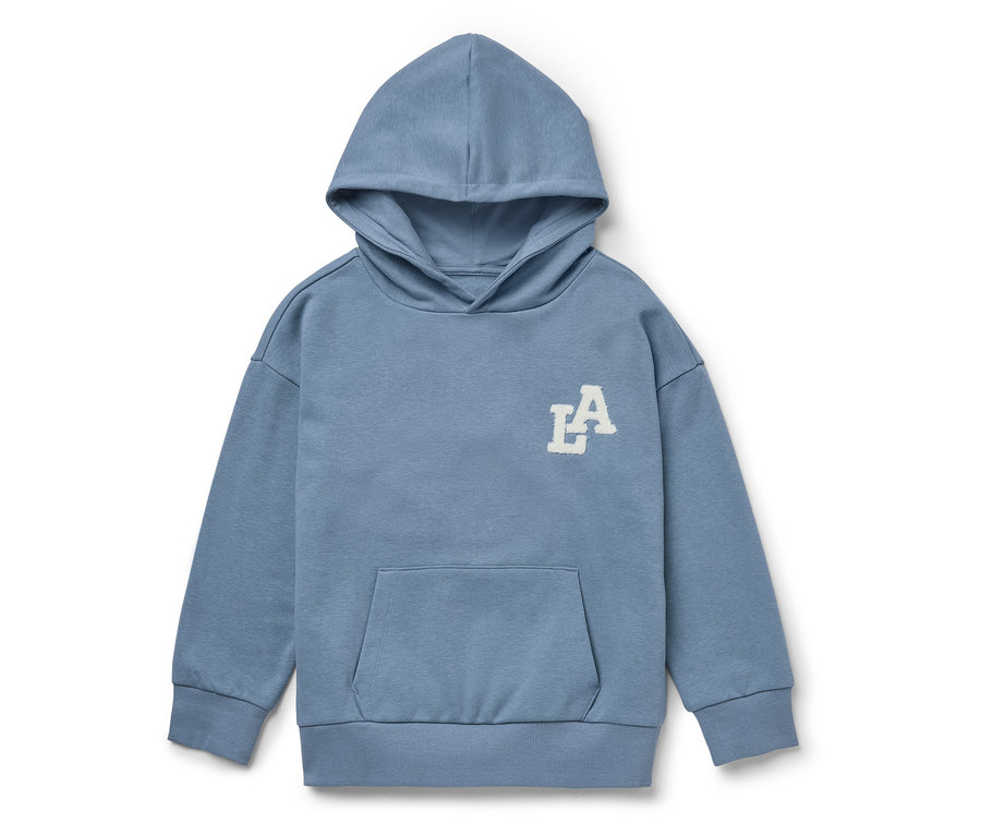 Kék kapucnis pulóver fehér LA logóval a mellkason.
