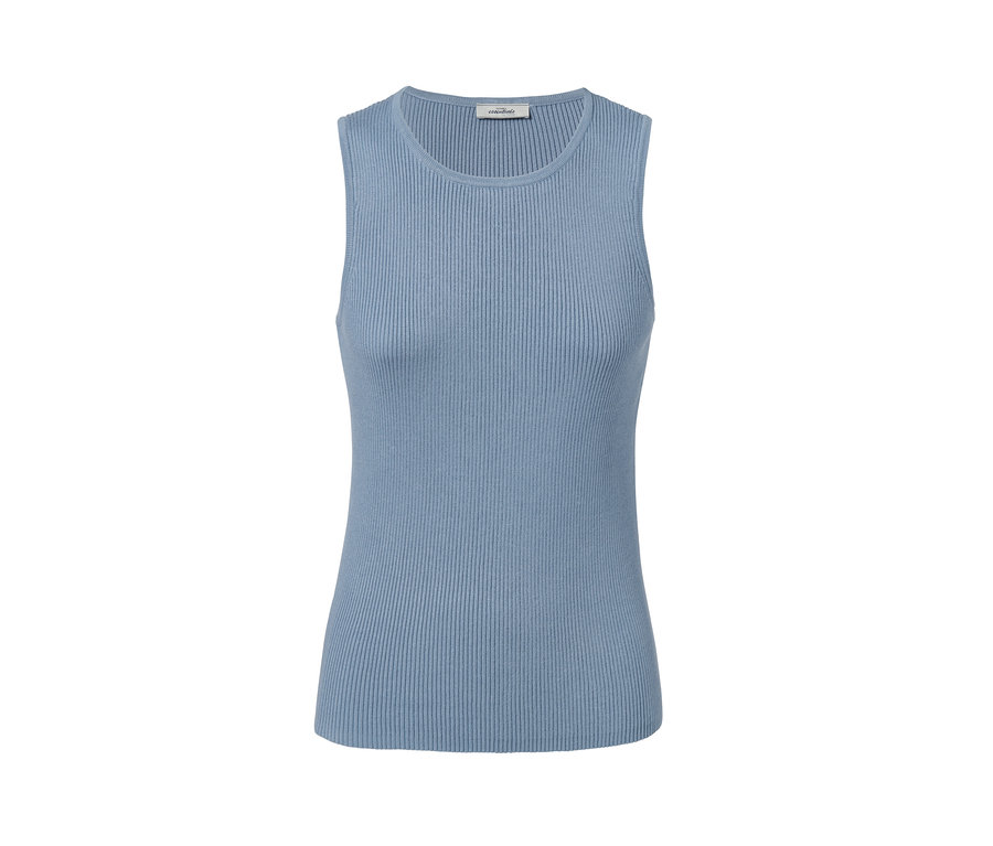 Közeli kép egy füstkék kötött női topról.