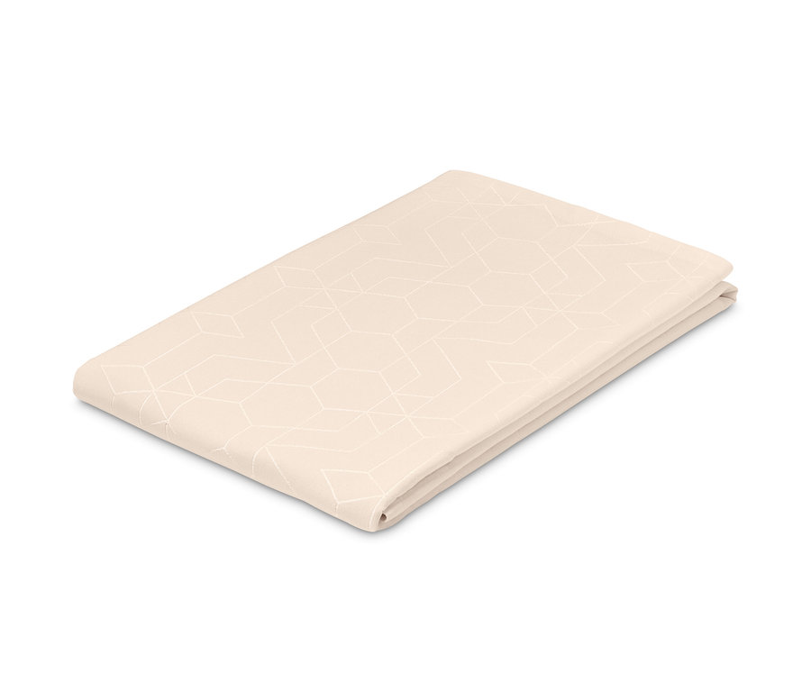 Egy összehajtott, krémszínű jacquard asztalterítő.