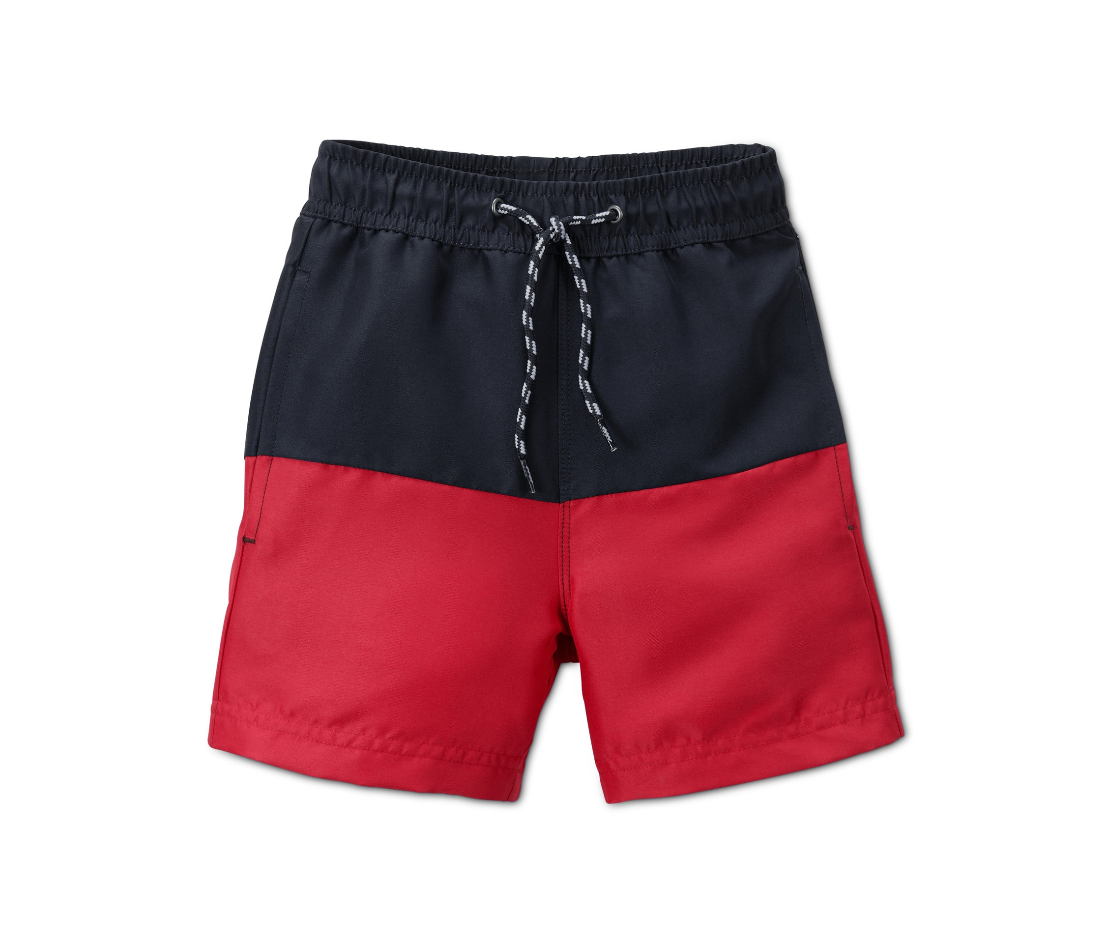 Fekete-piros fiú boardshort fürdőnadrág húzózsinórral a derékrészen, fehér háttér előtt.
