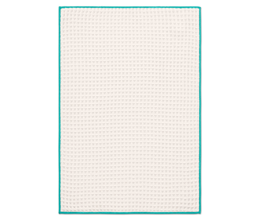 Egy extra nagy törlőkendő narancssárga szegéllyel.