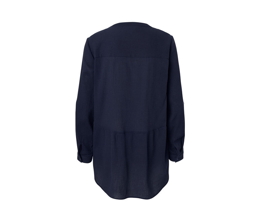 A sötétkék, kreppelt női hosszú tunikablúz hátulnézete.
