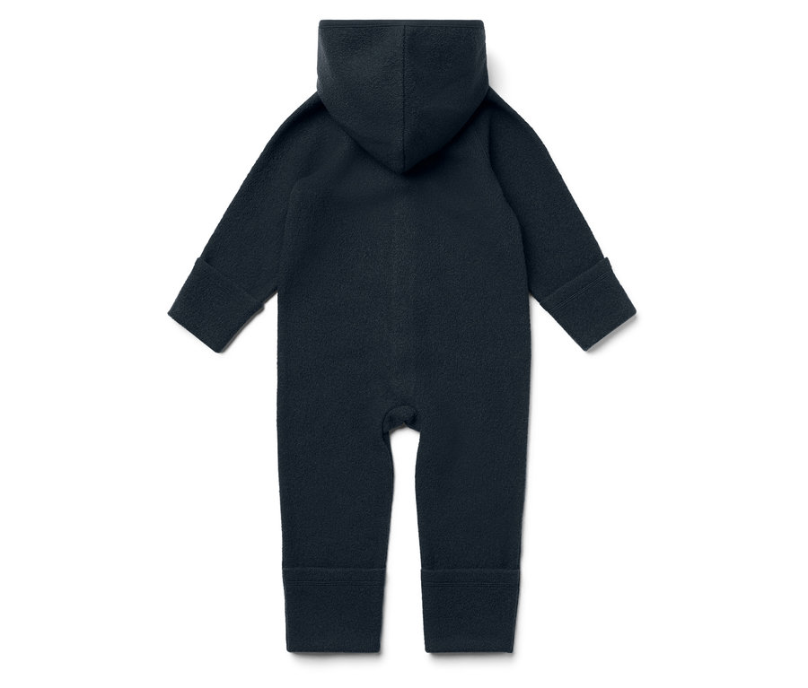 Egy sötétkék, kapucnis overall fekszik fehér háttéren.