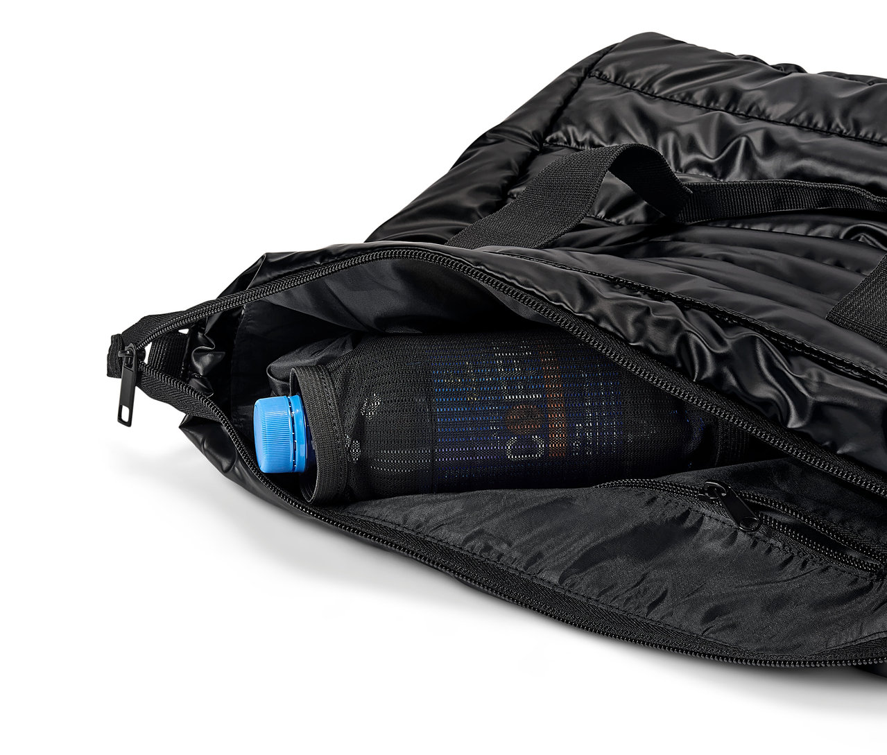 Fekete, steppelt táska nyitott cipzárral, hálós zsebben kék kupakkal ellátott palackkal.