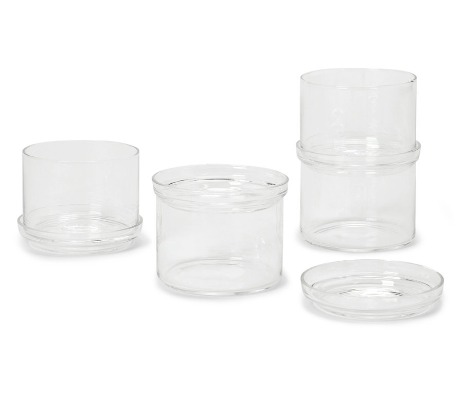 Négy különböző méretű üvegtároló edény fehér háttérrel.