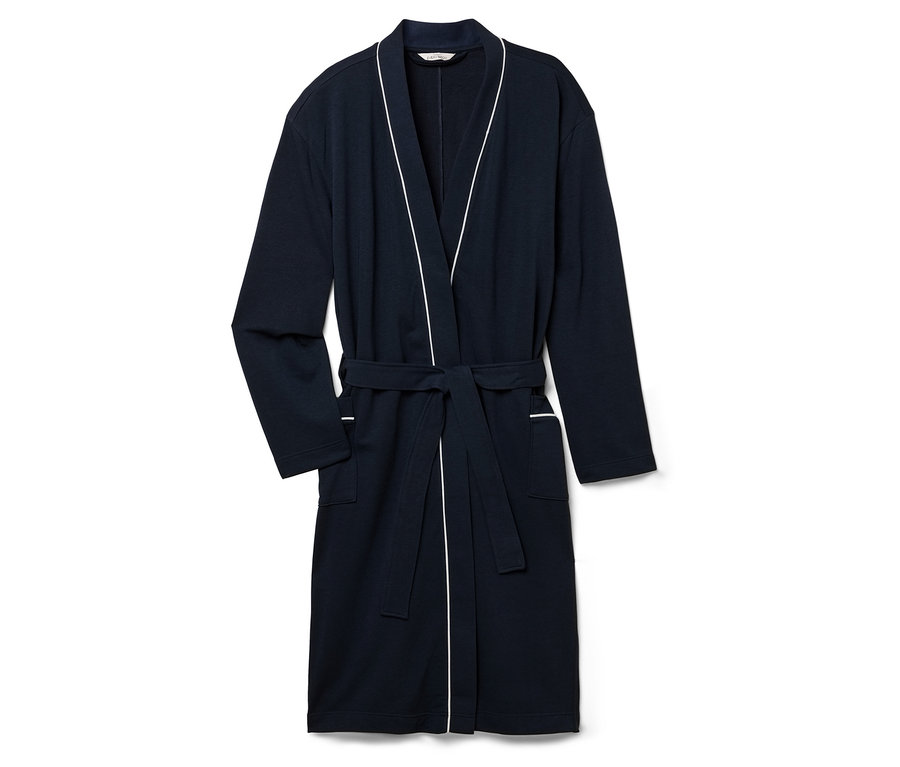 Egy tengerészkék köntös fehér szegéllyel és megkötős övvel fekszik egy fehér háttéren.