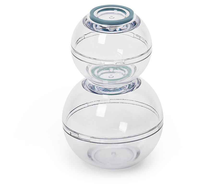 Két egymásra rakott, átlátszó gömb.