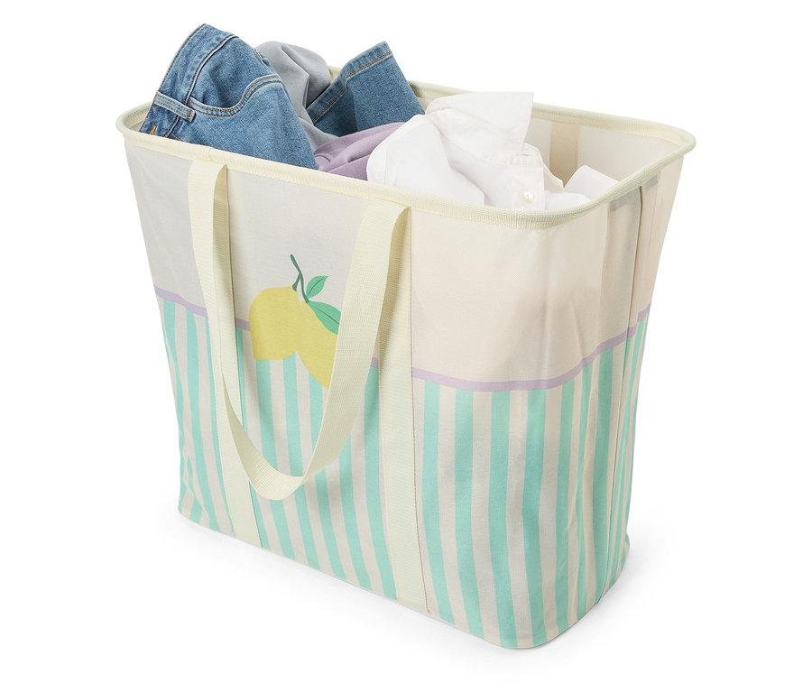 Egy nyitott, ruhákkal teli szövet szennyeskosár.