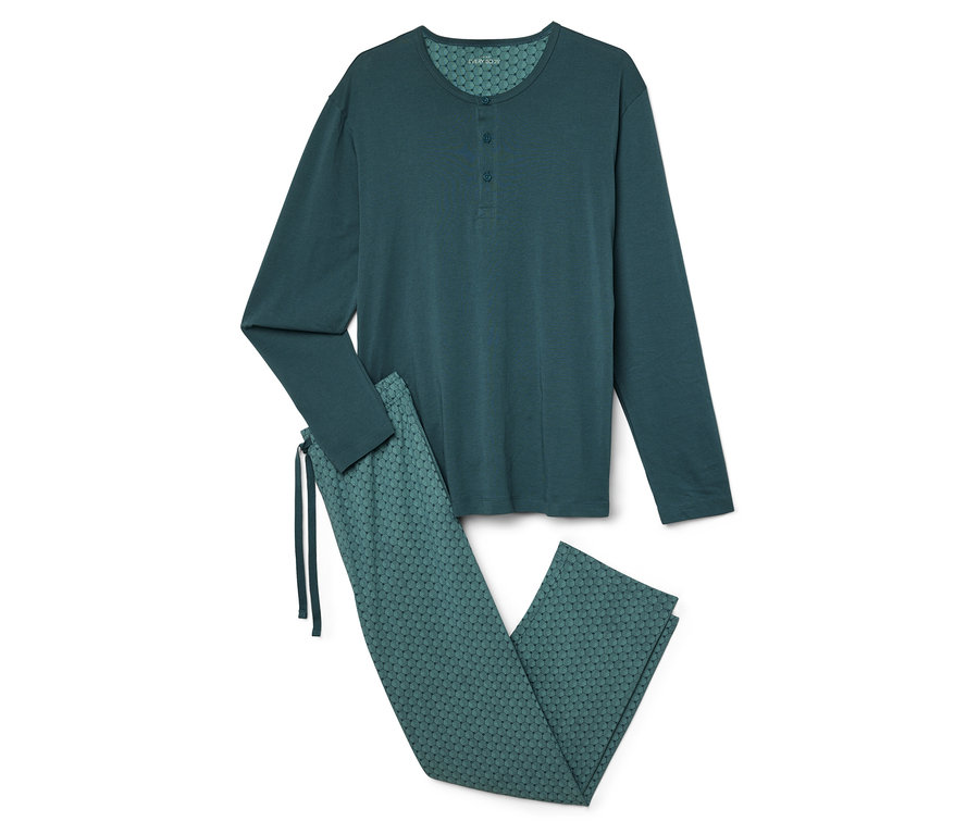 Egy zöld, hosszú ujjú pizsama és egy mintás nadrág fekszik egy fehér háttéren.