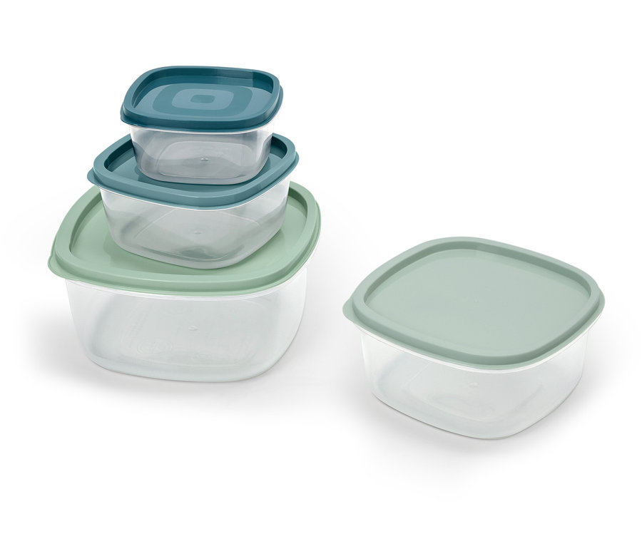 Négy átlátszó műanyag tárolóedény fedővel. Három kék fedővel ellátott edény egymásra van rakva, egy zöld fedővel ellátott edény pedig mellette áll.