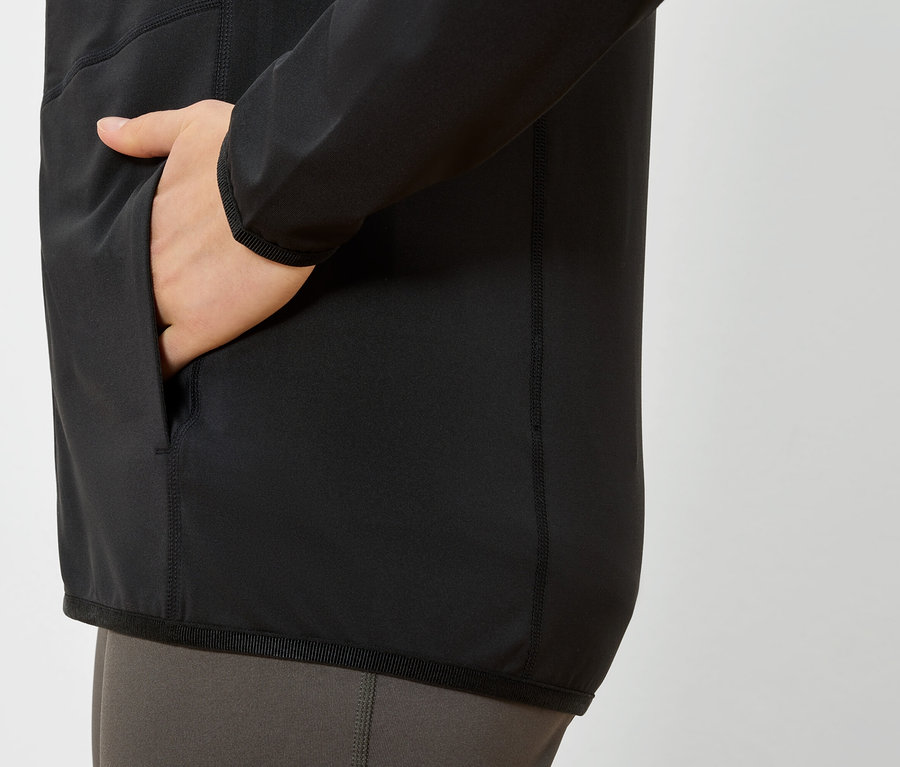 Kéz egy fekete kabát zsebében.