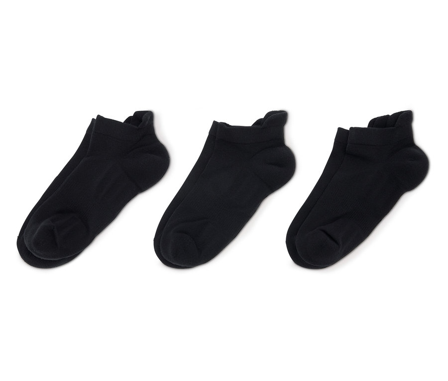 Három pár fekete, rövid zokni fehér háttérrel.