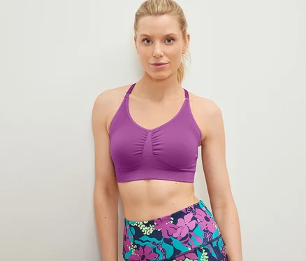 Nő pózol Varrásmentes bustier sportmelltartóban.