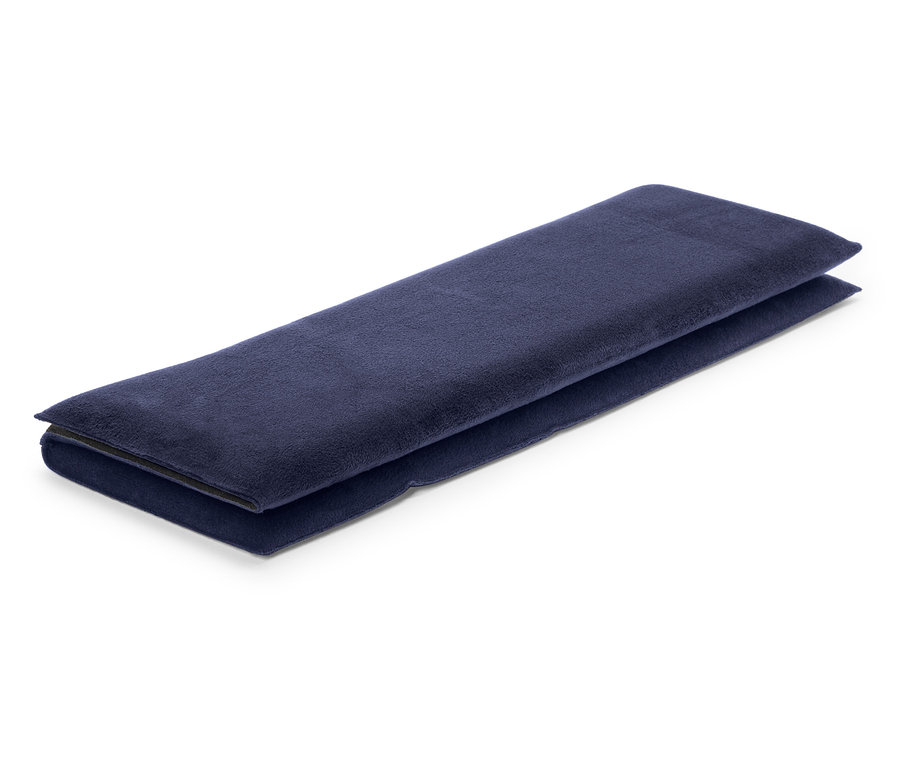 Egy összehajtott, sötétkék, téglalap alakú párna fehér háttéren.