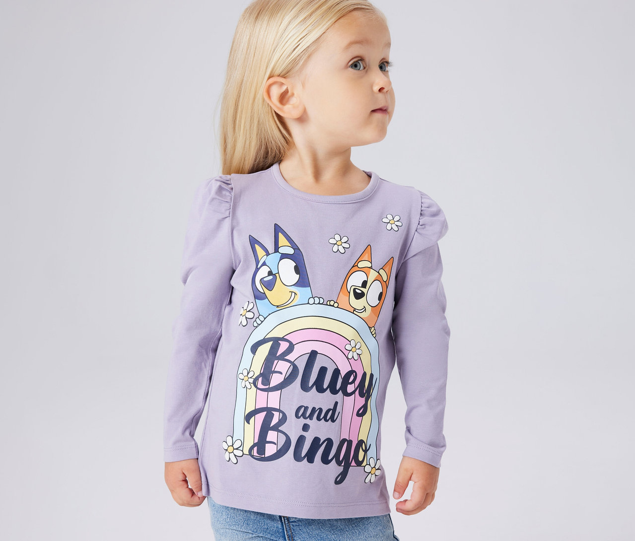 Kislány visel egy NAME IT »BLUEY« hosszú ujjú gyerekfelsőt Bluey és Bingo nyomtatással.
