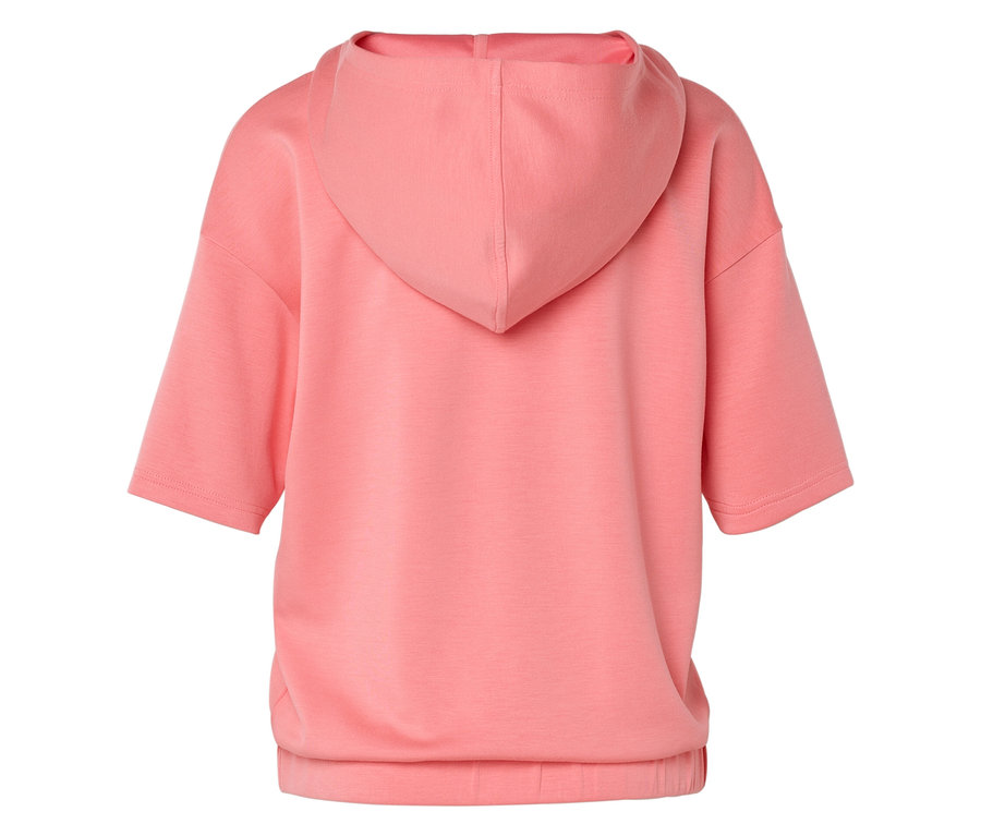 Hátulnézet egy lazacszínű, rövid ujjú kapucnis pulóverről.