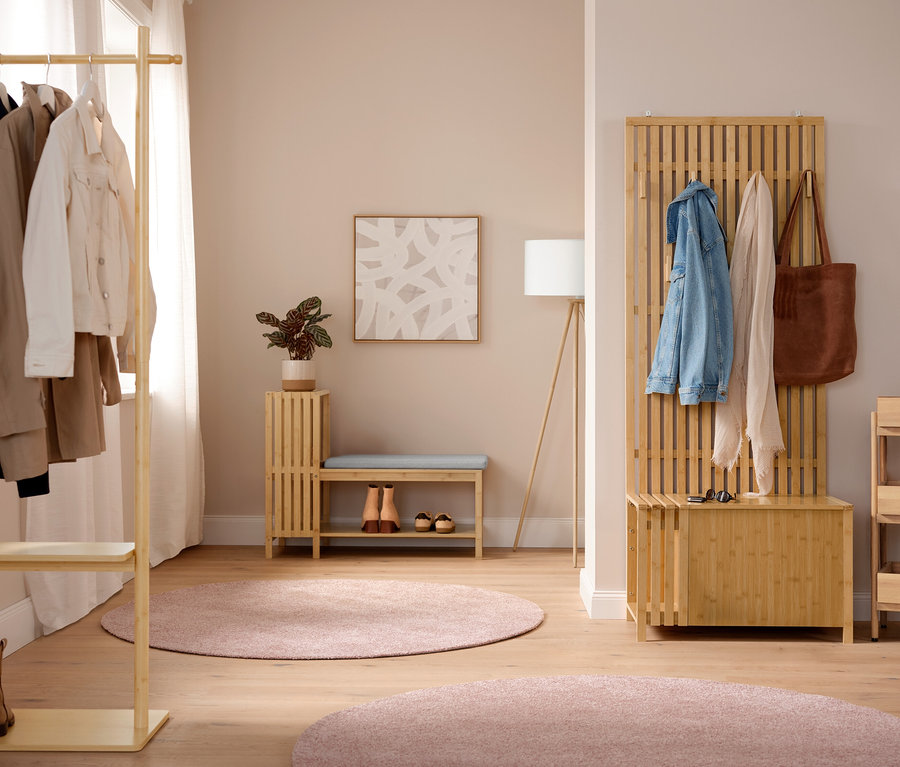 Belső tér egy háromlábú állólámpával fából.