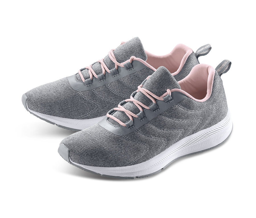 Két sneaker cipő fehér háttérrel.