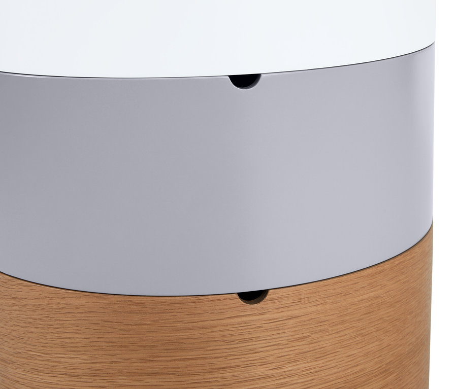 Egy kerek, emeletes dohányzóasztal részlete fehér, szürke és fa színben.