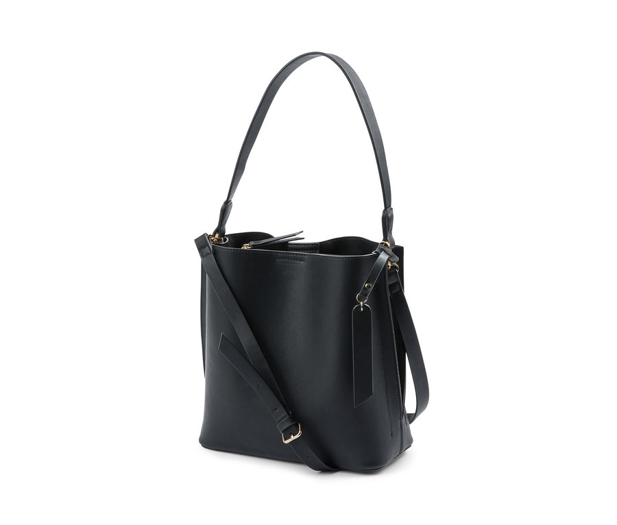 Fekete, bőrhatású női válltáska fehér háttérrel.