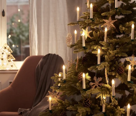 Egy karácsonyfa van díszítve 30 LED-es karácsonyfagyertyával és díszekkel.