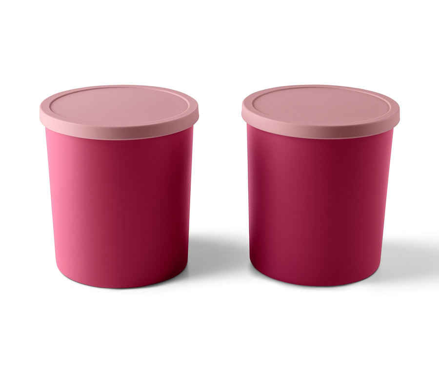 Két piros ételtároló doboz rózsaszín fedővel.