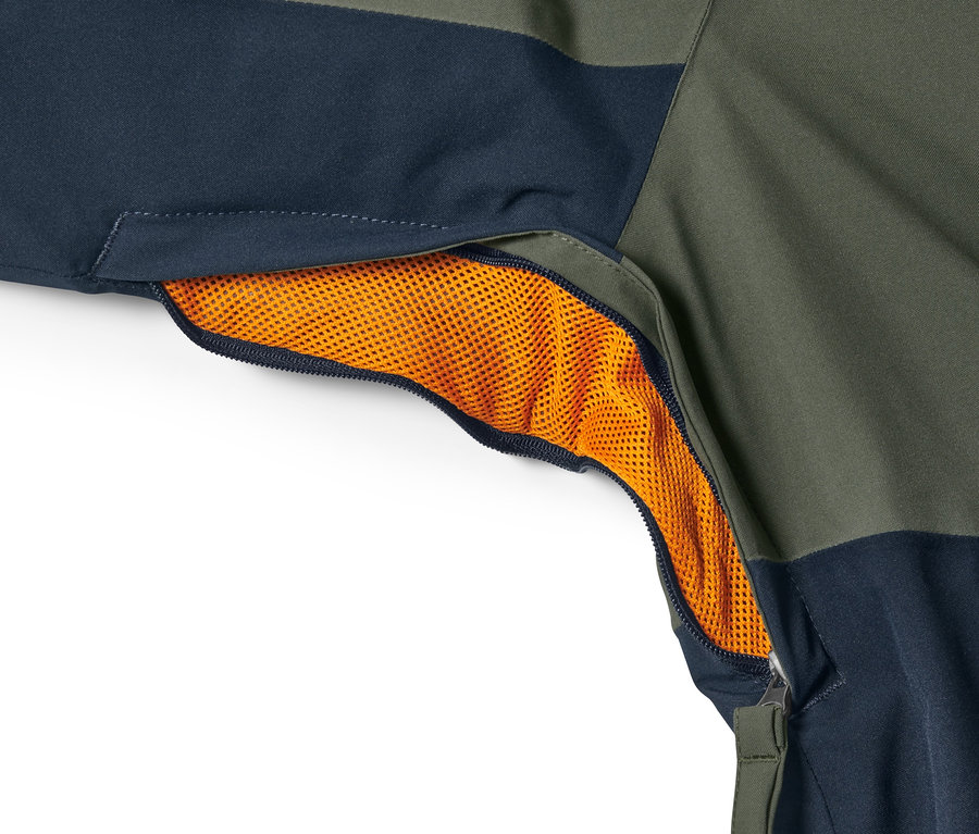 Egy khaki síkabát részlete, narancssárga hálós cipzáras zsebbel.