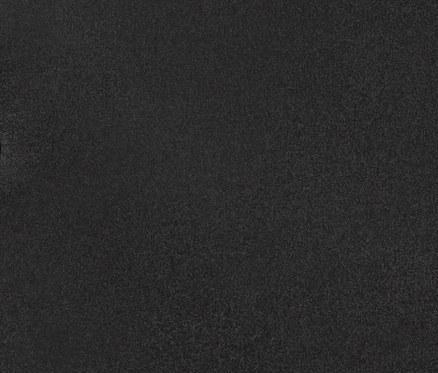 Egy fekete, kapucnis, steppelt kabát részlete cipzárral és patentokkal.