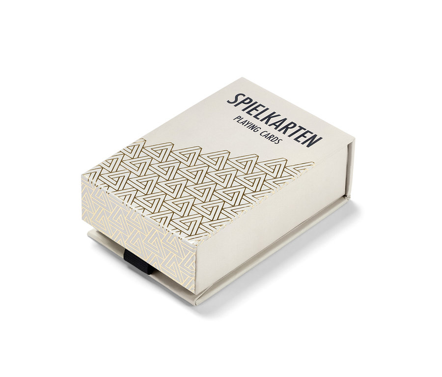 Skat kártyajáték fehér háttéren.