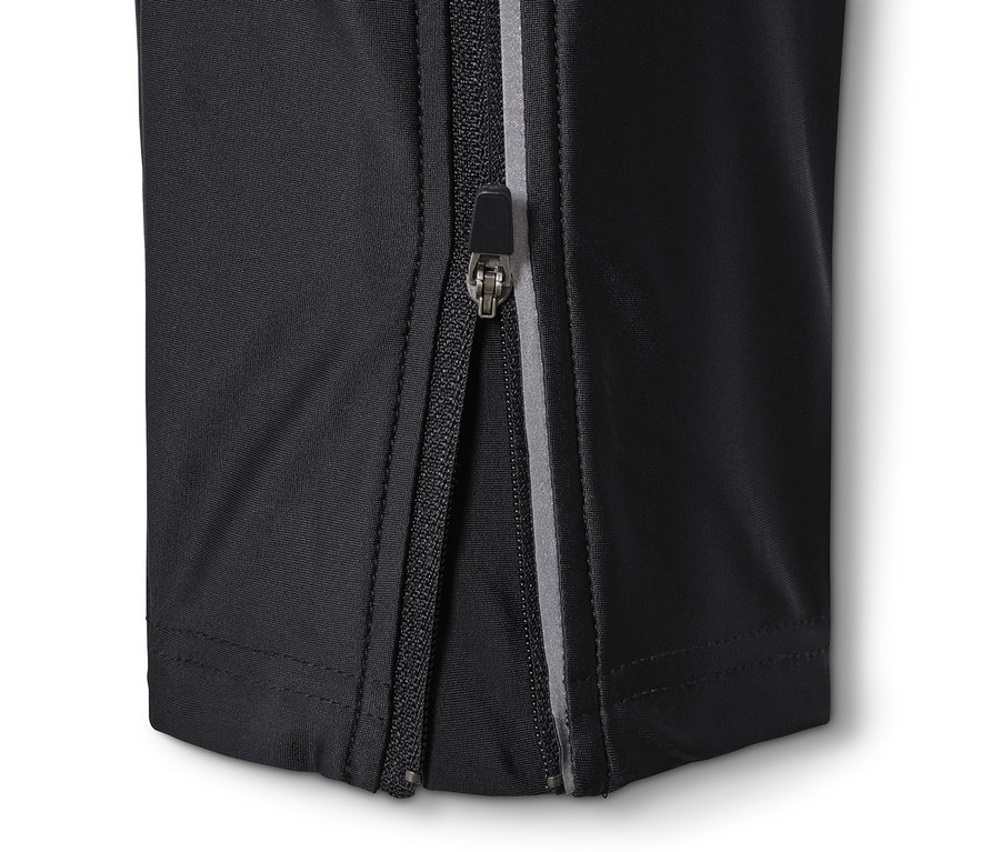 Egy fekete férfi kerékpáros nadrág részlete, cipzárral.