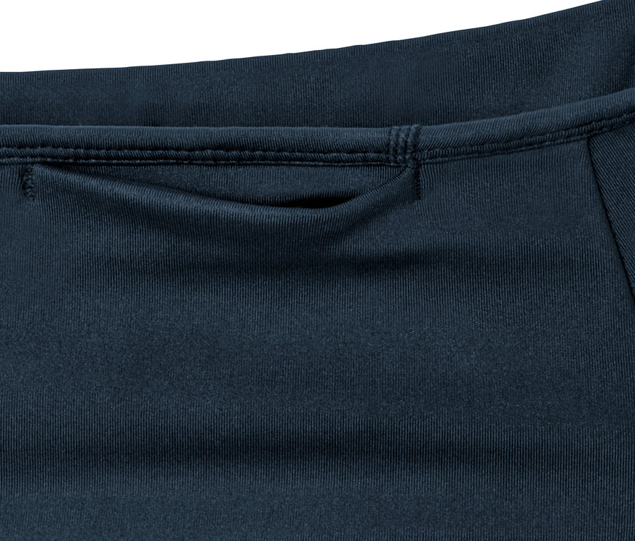 A sötétkék/világoskék női sportnadrág részlete, zsebbel a derékrészen.