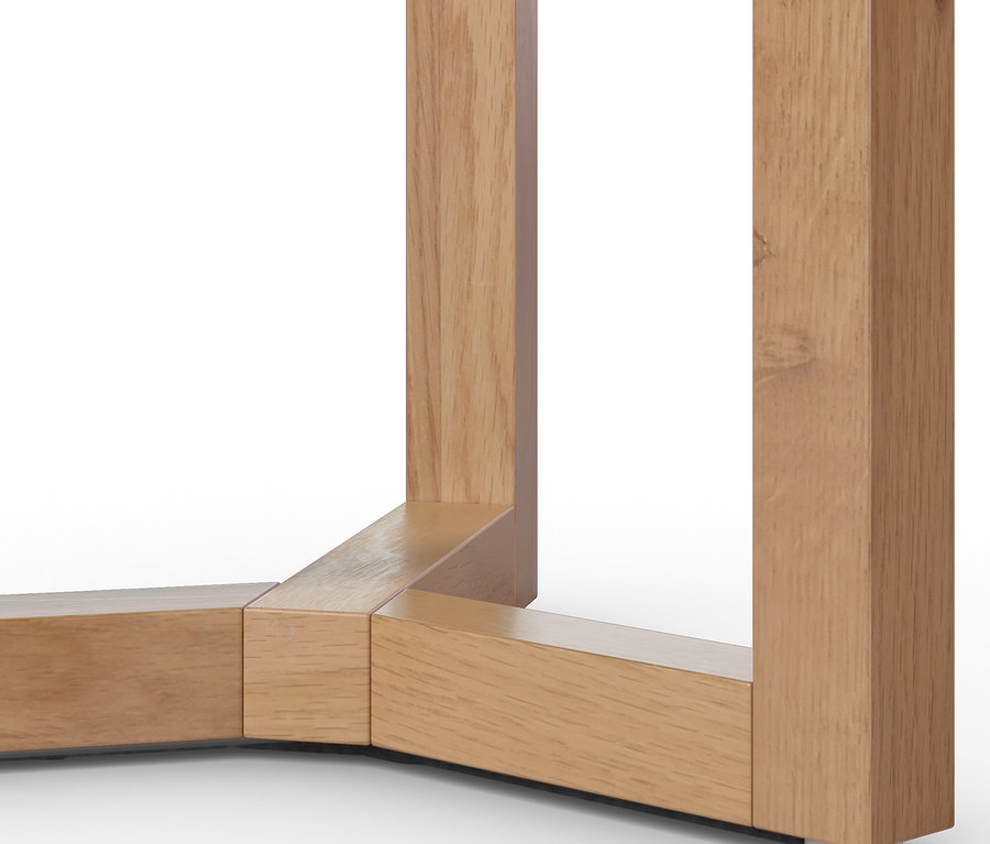 Egy fa asztal sarkának részlete lábakkal és alépítménnyel.