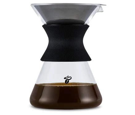 Egy BEEM Pour Over, 0,75 l-es üvegkancsó szűrővel és kávéval.