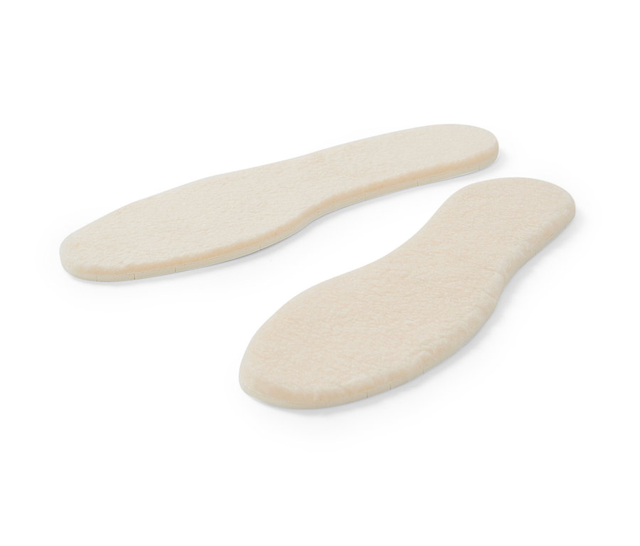 Két pár báránygyapjú talpbetét fehér háttéren.