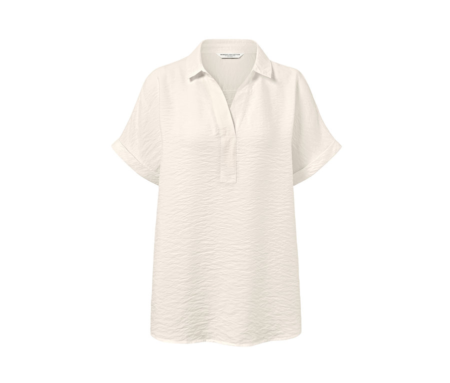 Egy krémszínű blúz rövid ujjakkal.
