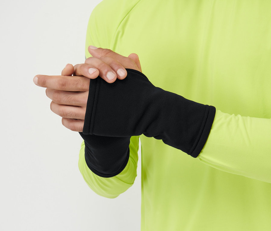 Férfi visel fekete kézmelegítőt és sárga, hosszú ujjú inget.