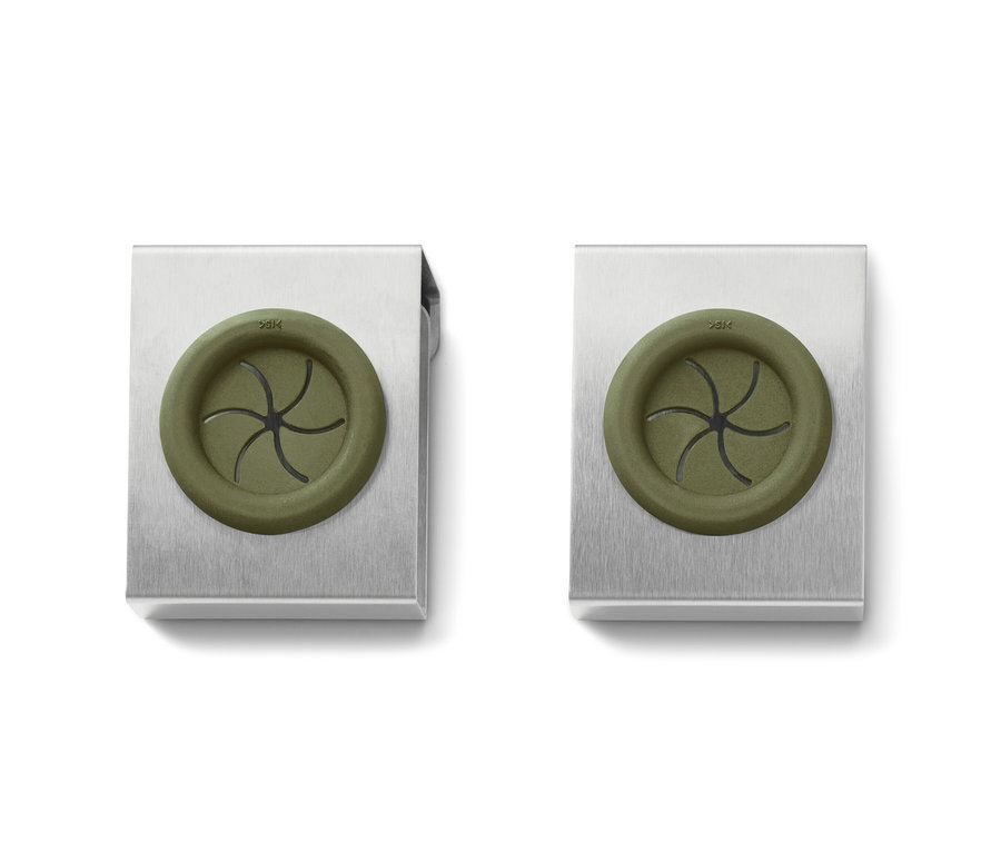 Két konyharuha-tartó.