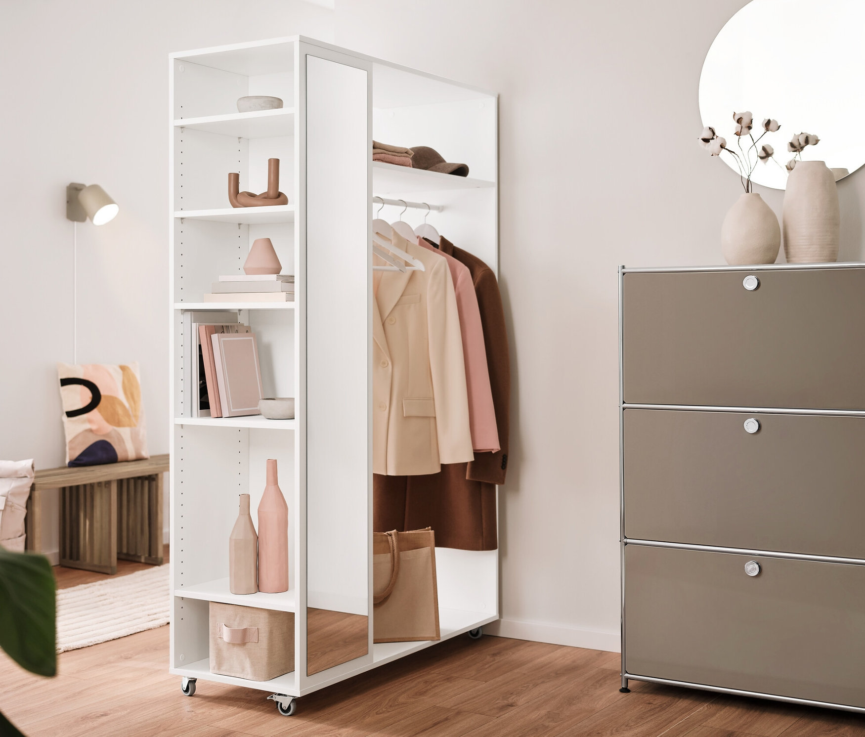 Belső tér kihúzható paddal, mobil tükrös ruhaállvánnyal, polcokkal, fehér színben, fémpolccal 3 ajtóval, taupe színben és krémszínű fém fali lámpával.