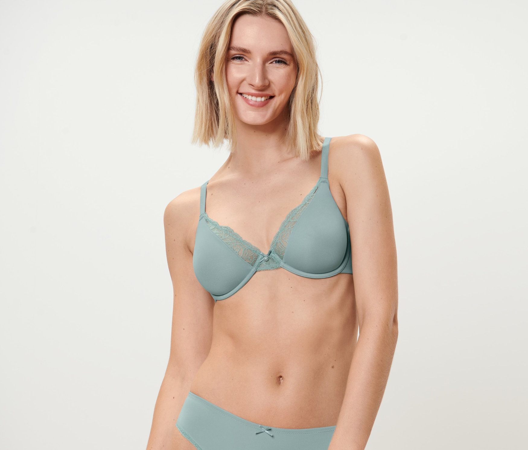 Nő visel vízkék merevítős melltartót és alsót.