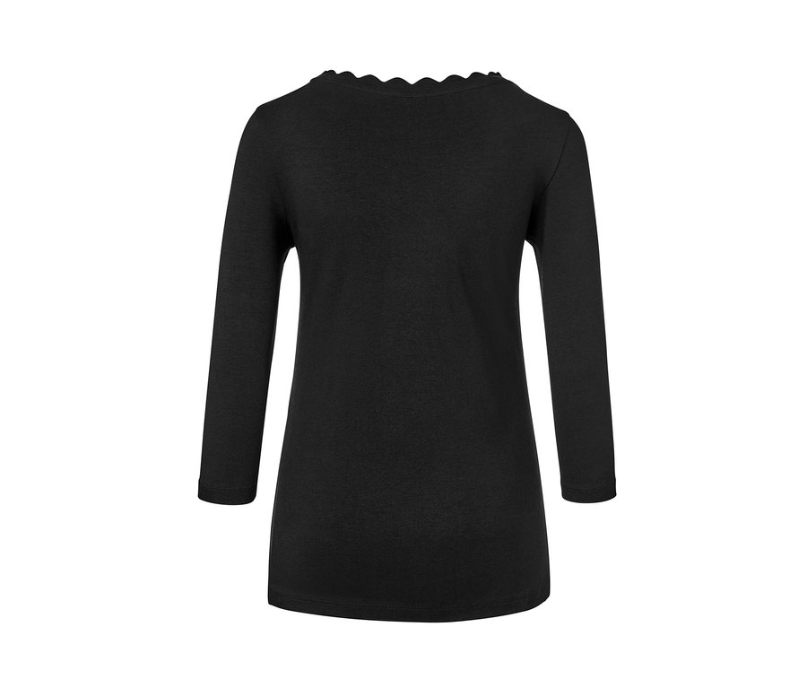 Fekete, háromnegyedes ujjú női felső.